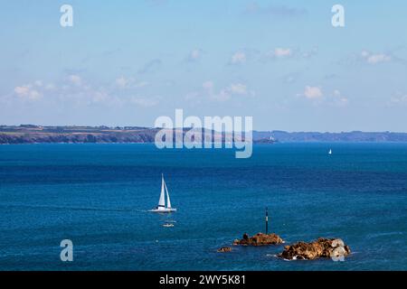 Le Goulet de Brest est un détroit de 3 km de long reliant la Rade de Brest à l'océan Atlantique. Seulement 1,8 km de large, il est situé betwe Banque D'Images