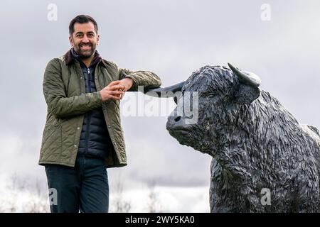 Le premier ministre Humza Yousaf aux côtés de la statue de Highland Drover lors d'une visite à Dingwall et Highland Mart à Dingwall dans les Highlands d'Écosse. Date de la photo : jeudi 4 avril 2024. Banque D'Images