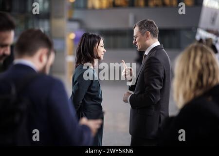 L-R Annalena Baerbock, Bundesaussenministerin, und Dmytro Kuleba, Aussenminister der Ukraine, aufgenommen am Rande einer gemeinsamen Sitzung des Nordatlantik-Ukraine-rats im format der Aussenministerinnen und Aussenminister der Vertragsstaaten und der Ukraine. Bruessel, 04.04.2024. Fotografiert im Auftrag des Auswaertigen AMTES. Bruessel Berlgien *** L. R. Annalena Baerbock, ministre fédéral des Affaires étrangères, et Dmytro Kuleba, ministre des Affaires étrangères de l'Ukraine, photographiés en marge d'une réunion conjointe du Conseil de l'Atlantique Nord de l'Ukraine en format des ministres des Affaires étrangères des États parties an Banque D'Images