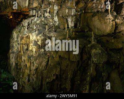 Un groupe de petites stalactites et stalagmites dans le Derbyshire de Poole's Cavern Banque D'Images