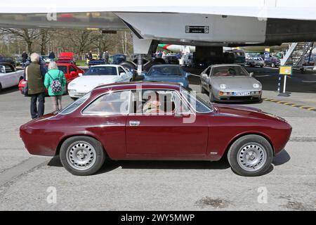 Alfa Romeo GT 1300 Junior (1969), rassemblement de Pâques (voitures pré-1994), 30 mars 2024, Brooklands Museum, Weybridge, Surrey, Angleterre, Royaume-Uni, Europe Banque D'Images