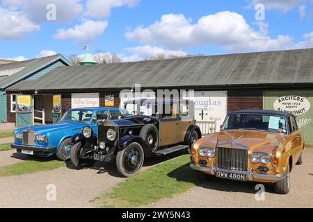 Rolls-Royce 20HP (1929, au centre) et Two 1970's Silver Shadows, rassemblement de Pâques, 30 mars 2024, Brooklands Museum, Weybridge, Surrey, Angleterre, Royaume-Uni Banque D'Images