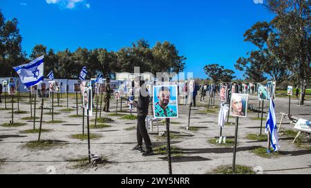 Mémorial composé de photos de jeunes Israéliens tués lors de l'attaque terroriste contre le festival NOVA qui a eu lieu le 7 octobre 2023 Banque D'Images