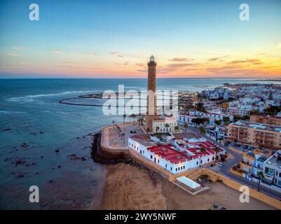 Vue drone du phare de Chipiona à l'aube dans la province de Cadix. Espagne. Banque D'Images