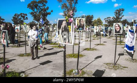 Mémorial composé de photos de jeunes Israéliens tués lors de l'attaque terroriste contre le festival NOVA qui a eu lieu le 7 octobre 2023 Banque D'Images