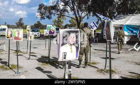 Mémorial composé de photos de jeunes Israéliens tués lors de l'attaque terroriste contre le festival NOVA qui a eu lieu le 7 octobre 2023 Banque D'Images