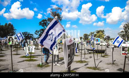 Mémorial composé de photos de jeunes Israéliens tués lors de l'attaque terroriste contre le festival NOVA qui a eu lieu le 7 octobre 2023 Banque D'Images