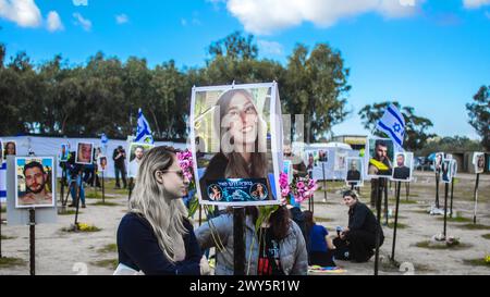 Mémorial composé de photos de jeunes Israéliens tués lors de l'attaque terroriste contre le festival NOVA qui a eu lieu le 7 octobre 2023 Banque D'Images