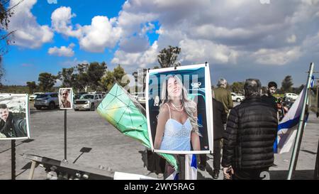 Mémorial composé de photos de jeunes Israéliens tués lors de l'attaque terroriste contre le festival NOVA qui a eu lieu le 7 octobre 2023 Banque D'Images