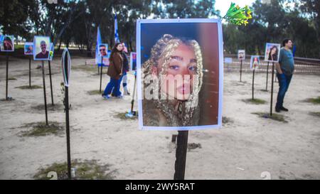 Mémorial composé de photos de jeunes Israéliens tués lors de l'attaque terroriste contre le festival NOVA qui a eu lieu le 7 octobre 2023 Banque D'Images