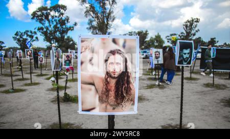 Mémorial composé de photos de jeunes Israéliens tués lors de l'attaque terroriste contre le festival NOVA qui a eu lieu le 7 octobre 2023 Banque D'Images
