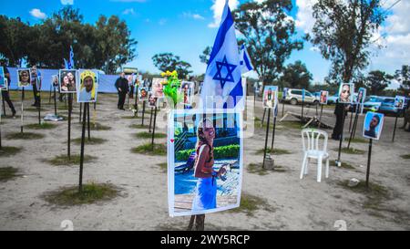 Mémorial composé de photos de jeunes Israéliens tués lors de l'attaque terroriste contre le festival NOVA qui a eu lieu le 7 octobre 2023 Banque D'Images