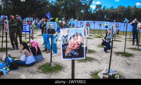 Mémorial composé de photos de jeunes Israéliens tués lors de l'attaque terroriste contre le festival NOVA qui a eu lieu le 7 octobre 2023 Banque D'Images