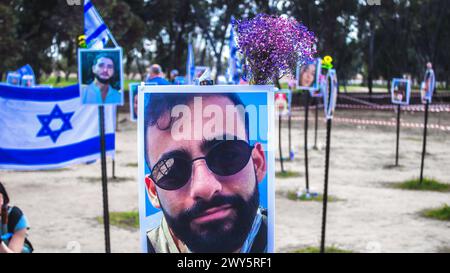 Mémorial composé de photos de jeunes Israéliens tués lors de l'attaque terroriste contre le festival NOVA qui a eu lieu le 7 octobre 2023 Banque D'Images