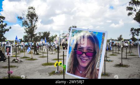 Mémorial composé de photos de jeunes Israéliens tués lors de l'attaque terroriste contre le festival NOVA qui a eu lieu le 7 octobre 2023 Banque D'Images