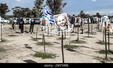 Mémorial composé de photos de jeunes Israéliens tués lors de l'attaque terroriste contre le festival NOVA qui a eu lieu le 7 octobre 2023 Banque D'Images