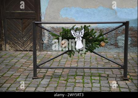 Barrière de rue antique en fer forgé avec décorations de Noël festives à Bergheim, Alsace France. Banque D'Images