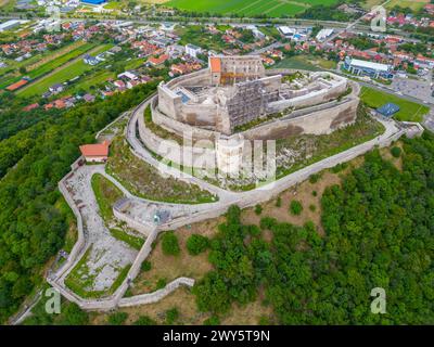 La forteresse de Deva et la campagne environnante en Roumanie Banque D'Images