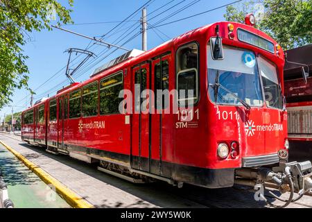 Un tramway MendoTran arrivant à Une gare de Mendoza, province de Mendoza, Argentine. Banque D'Images