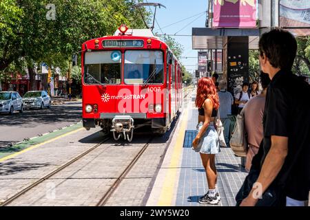 Un tramway MendoTran arrivant à Une gare de Mendoza, province de Mendoza, Argentine. Banque D'Images