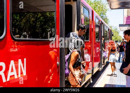 Un tramway MendoTran arrivant à Une gare de Mendoza, province de Mendoza, Argentine. Banque D'Images