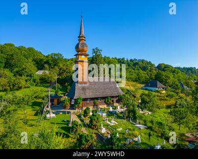 L'église en bois Nativité de la mère de Dieu de Laschia en Roumanie Banque D'Images