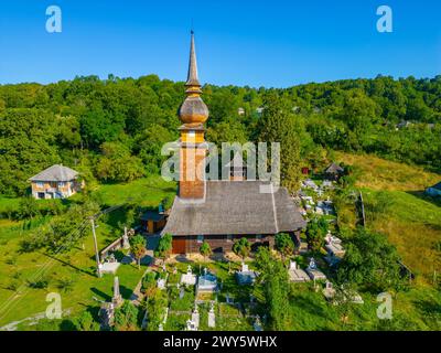 L'église en bois Nativité de la mère de Dieu de Laschia en Roumanie Banque D'Images