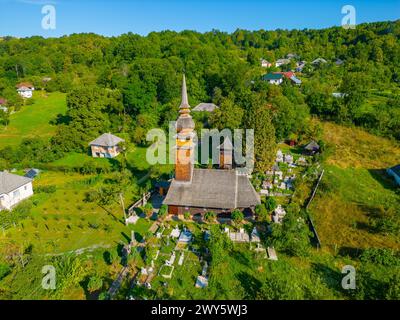 L'église en bois Nativité de la mère de Dieu de Laschia en Roumanie Banque D'Images