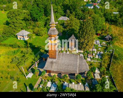 L'église en bois Nativité de la mère de Dieu de Laschia en Roumanie Banque D'Images