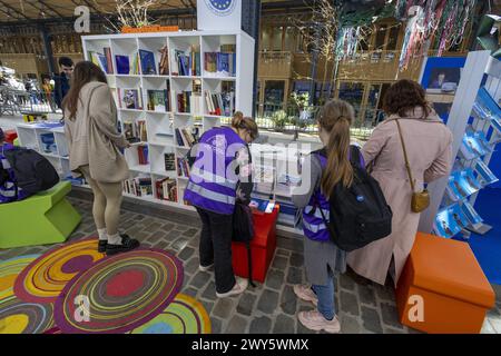 Bruxelles, Belgique. 04th Apr, 2024. Personnes photographiées le premier jour de la Foire du Livre de Bruxelles, le jeudi 04 avril 2024. BELGA PHOTO NICOLAS MAETERLINCK crédit : Belga News Agency/Alamy Live News Banque D'Images