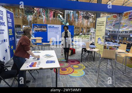 Bruxelles, Belgique. 04th Apr, 2024. Personnes photographiées le premier jour de la Foire du Livre de Bruxelles, le jeudi 04 avril 2024. BELGA PHOTO NICOLAS MAETERLINCK crédit : Belga News Agency/Alamy Live News Banque D'Images