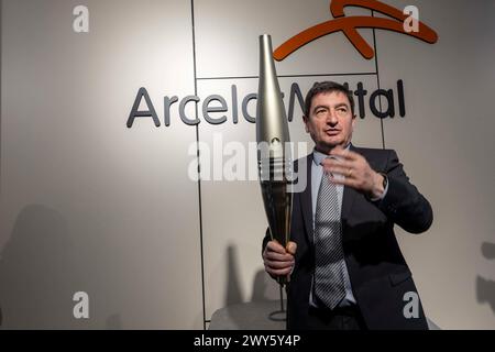 © PHOTOPQR/LA PROVENCE/SPEICH Frederic ; Florange ; 30/03/2024 ; visite de presse de l'un des sites de fabrication de la société Arcelor Mittal a Florange (Moselle) ou est fabrique l'acier qui constitue la torche olympique des Jeux olympiques et paralympiques de Paris 2024 cette torche designee par Mathieu Lehanneur et fabriquee en acier special, a 2000 exemplaires, va permettre le relais de la flamme olympique du 8 mai au 26 juillet présentation par Franck WASILEWKSI chef de projet cher Arcelor - Florange, France 30 mars 2024 visite de presse sur l'un des sites de fabrication de l'Arcelo Banque D'Images