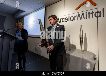 © PHOTOPQR/LA PROVENCE/SPEICH Frederic ; Florange ; 30/03/2024 ; visite de presse de l'un des sites de fabrication de la société Arcelor Mittal a Florange (Moselle) ou est fabrique l'acier qui constitue la torche olympique des Jeux olympiques et paralympiques de Paris 2024 cette torche designee par Mathieu Lehanneur et fabriquee en acier special, a 2000 exemplaires, permet le relais de la flamme olympique du 8 mai au 26 juillet présentation par Delphine MOULIN Directrice des célébrations du comite d'organisation et Franck WASILEWKSI chef de projet cher Arcelor - Florange, France mar Banque D'Images