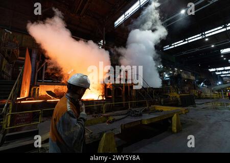 ©PHOTOPQR/LA PROVENCE/SPEICH Frederic ; Florange ; 30/03/2024 ; visite de presse de l'un des sites de fabrication de la société Arcelor Mittal a Florange (Moselle) ou est fabrique l'acier qui constitue la torche olympique des Jeux olympiques et paralympiques de Paris 2024 cette torche designee par Mathieu Lehanneur et fabriquee en acier special, a 2000 exemplaires, permet le relais de la flamme olympique du 8 mai au 26 juillet Atelier de laminage a chaud de l'acier - Florange, France 30 mars 2024 visite de presse sur l'un des sites de fabrication de la société Arcelor Mittal à Flor Banque D'Images