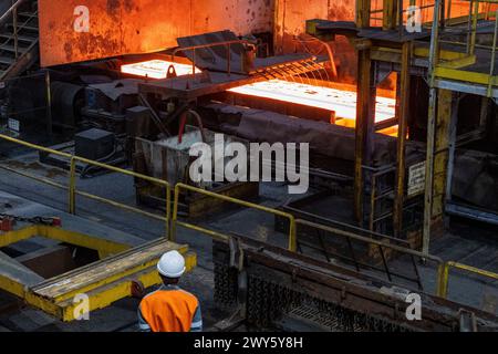 ©PHOTOPQR/LA PROVENCE/SPEICH Frederic ; Florange ; 30/03/2024 ; visite de presse de l'un des sites de fabrication de la société Arcelor Mittal a Florange (Moselle) ou est fabrique l'acier qui constitue la torche olympique des Jeux olympiques et paralympiques de Paris 2024 cette torche designee par Mathieu Lehanneur et fabriquee en acier special, a 2000 exemplaires, permet le relais de la flamme olympique du 8 mai au 26 juillet - Florange, France 30 mars 2024 visite de presse sur l'un des sites de fabrication de la société Arcelor Mittal à Florange (Moselle) où l'acier Banque D'Images