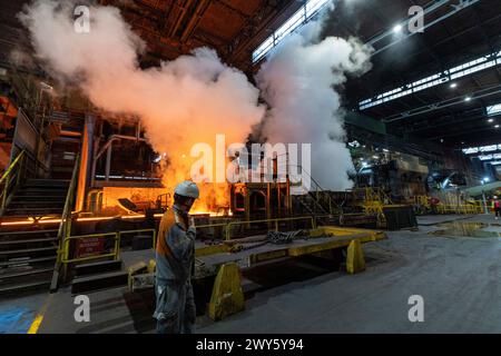 ©PHOTOPQR/LA PROVENCE/SPEICH Frederic ; Florange ; 30/03/2024 ; visite de presse de l'un des sites de fabrication de la société Arcelor Mittal a Florange (Moselle) ou est fabrique l'acier qui constitue la torche olympique des Jeux olympiques et paralympiques de Paris 2024 cette torche designee par Mathieu Lehanneur et fabriquee en acier special, a 2000 exemplaires, permet le relais de la flamme olympique du 8 mai au 26 juillet Atelier de laminage a chaud de l'acier - Florange, France 30 mars 2024 visite de presse sur l'un des sites de fabrication de la société Arcelor Mittal à Flor Banque D'Images