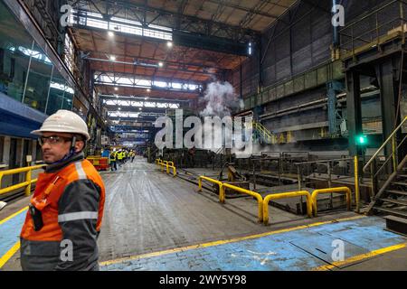 ©PHOTOPQR/LA PROVENCE/SPEICH Frederic ; Florange ; 30/03/2024 ; visite de presse de l'un des sites de fabrication de la société Arcelor Mittal a Florange (Moselle) ou est fabrique l'acier qui constitue la torche olympique des Jeux olympiques et paralympiques de Paris 2024 cette torche designee par Mathieu Lehanneur et fabriquee en acier special, a 2000 exemplaires, permet le relais de la flamme olympique du 8 mai au 26 juillet Atelier de laminage a chaud de l'acier - Florange, France 30 mars 2024 visite de presse sur l'un des sites de fabrication de la société Arcelor Mittal à Flor Banque D'Images