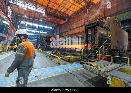 © PHOTOPQR/LA PROVENCE/SPEICH Frederic ; Florange ; 30/03/2024 ; visite de presse de l'un des sites de fabrication de la société Arcelor Mittal a Florange (Moselle) ou est fabrique l'acier qui constitue la torche olympique des Jeux olympiques et paralympiques de Paris 2024 cette torche designee par Mathieu Lehanneur et fabriquee en acier special, a 2000 exemplaires, va permettre le relais de la flamme olympique du 8 mai au 26 juillet Atelier de laminage a chaud de l'acier - Florange, France 30 mars 2024 visite de presse sur l'un des sites de fabrication de la société Arcelor Mittal à Flor Banque D'Images