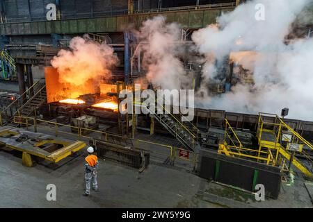 © PHOTOPQR/LA PROVENCE/SPEICH Frederic ; Florange ; 30/03/2024 ; visite de presse de l'un des sites de fabrication de la société Arcelor Mittal a Florange (Moselle) ou est fabrique l'acier qui constitue la torche olympique des Jeux olympiques et paralympiques de Paris 2024 cette torche designee par Mathieu Lehanneur et fabriquee en acier special, a 2000 exemplaires, va permettre le relais de la flamme olympique du 8 mai au 26 juillet - Florange, France 30 mars 2024 visite de presse sur l'un des sites de fabrication de la société Arcelor Mittal à Florange (Moselle) où l'acier qui concorde Banque D'Images