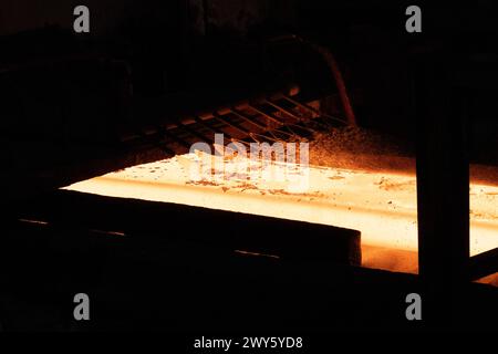 ©PHOTOPQR/LA PROVENCE/SPEICH Frederic ; Florange ; 30/03/2024 ; visite de presse de l'un des sites de fabrication de la société Arcelor Mittal a Florange (Moselle) ou est fabrique l'acier qui constitue la torche olympique des Jeux olympiques et paralympiques de Paris 2024 cette torche designee par Mathieu Lehanneur et fabriquee en acier special, a 2000 exemplaires, permet le relais de la flamme olympique du 8 mai au 26 juillet - Florange, France 30 mars 2024 visite de presse sur l'un des sites de fabrication de la société Arcelor Mittal à Florange (Moselle) où l'acier Banque D'Images