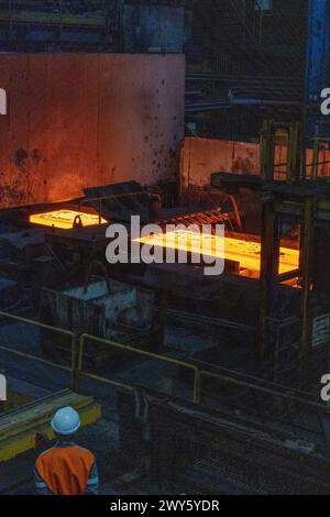 ©PHOTOPQR/LA PROVENCE/SPEICH Frederic ; Florange ; 30/03/2024 ; visite de presse de l'un des sites de fabrication de la société Arcelor Mittal a Florange (Moselle) ou est fabrique l'acier qui constitue la torche olympique des Jeux olympiques et paralympiques de Paris 2024 cette torche designee par Mathieu Lehanneur et fabriquee en acier special, a 2000 exemplaires, permet le relais de la flamme olympique du 8 mai au 26 juillet - Florange, France 30 mars 2024 visite de presse sur l'un des sites de fabrication de la société Arcelor Mittal à Florange (Moselle) où l'acier Banque D'Images