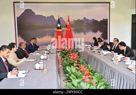 Nanning, région autonome chinoise du Guangxi Zhuang. 4 avril 2024. Le ministre chinois des Affaires étrangères Wang Yi, également membre du Bureau politique du Comité central du Parti communiste chinois, s'entretient avec Bendito dos Santos Freitas, ministre des Affaires étrangères et de la coopération du Timor-Leste, dans la région autonome du Guangxi Zhuang, dans le sud de la Chine, le 4 avril 2024. Crédit : Huang Xiaobang/Xinhua/Alamy Live News Banque D'Images