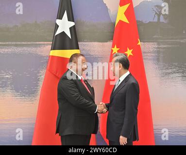 Nanning, région autonome chinoise du Guangxi Zhuang. 4 avril 2024. Le ministre chinois des Affaires étrangères Wang Yi, également membre du Bureau politique du Comité central du Parti communiste chinois, s'entretient avec Bendito dos Santos Freitas, ministre des Affaires étrangères et de la coopération du Timor-Leste, dans la région autonome du Guangxi Zhuang, dans le sud de la Chine, le 4 avril 2024. Crédit : Huang Xiaobang/Xinhua/Alamy Live News Banque D'Images