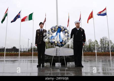 Bruxelles, Belgique. 04th Apr, 2024. Cérémonie de dépôt de couronnes par le secrétaire général de l'OTAN et le président du Comité militaire lors d'une cérémonie marquant le 75e anniversaire de l'OTAN à Bruxelles, Belgique, le 4 avril 2024. Crédit : ALEXANDROS MICHAILIDIS/Alamy Live News Banque D'Images