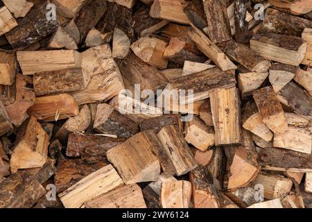 bois pour la cheminée dans le hangar à bois Banque D'Images