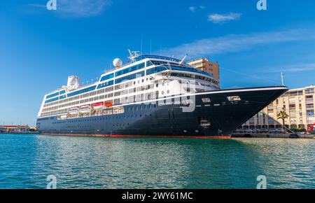 Bateau de croisière entrant dans le port de Sète, un matin d'été, en Occitanie, France Banque D'Images