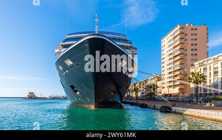 Bateau de croisière entrant dans le port de Sète, un matin d'été, en Occitanie, France Banque D'Images