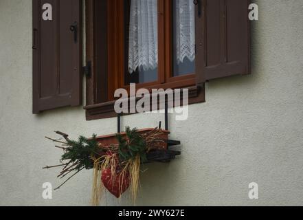 Fenêtre de maison rurale alsacienne avec volets en bois et décorations festives de Noël à Bergheim, Alsace France. Banque D'Images