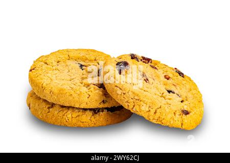 Pile de flocons d'avoine circulaires faits maison et biscuits de canneberge isolés sur fond blanc avec chemin de découpage. Banque D'Images