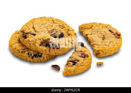 Flocons d'avoine faits maison circulaires et biscuits aux canneberges entiers et morceaux isolés sur fond blanc avec chemin de découpage. Banque D'Images